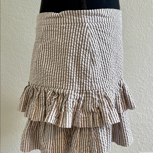 Cute BCBGMAXAZRIA Beige And White Striped Pleated Mini Skirt Size 8 - - Picture 5 of 7
